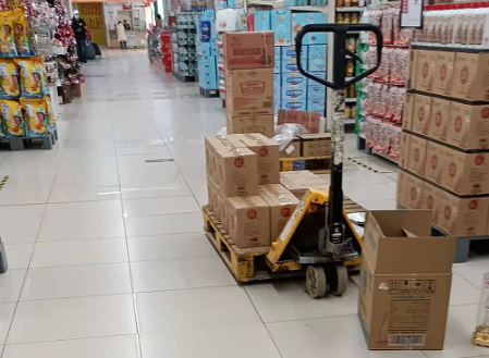 元旦超市備貨忙，手動液壓搬運(yùn)車來助力