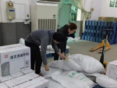 手動液壓搬運車轉(zhuǎn)運連花清瘟顆粒，為防疫保障助力