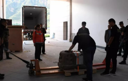 甘肅平?jīng)鍪胁┪镳^換新館，手動(dòng)液壓搬運(yùn)車參與文物搬運(yùn)環(huán)節(jié)