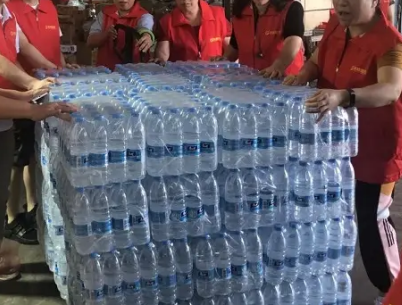 手動液壓搬運車搬運食品等物資，保障洪災(zāi)村民正常生活