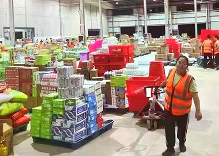 手動(dòng)液壓搬運(yùn)車(chē)為北流智慧物流園提供貨物轉(zhuǎn)運(yùn)服務(wù)