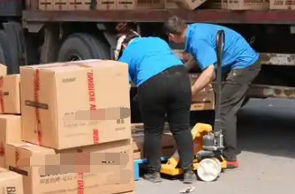 秦皇島臨期食品倉(cāng)庫(kù)手動(dòng)叉車搬運(yùn)貨物