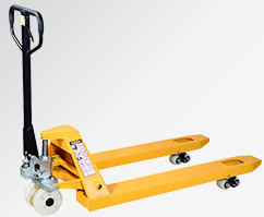 貴陽(yáng)超市上貨使用手動(dòng)叉車(chē)搬運(yùn)貨物