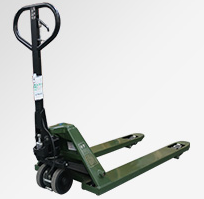 木材廠生產(chǎn)車間手動(dòng)液壓搬運(yùn)車搬運(yùn)木材原料