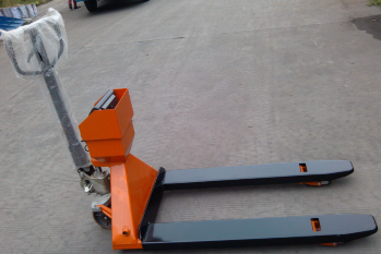 手動(dòng)叉車為何不將貨叉設(shè)計(jì)成一體式承載平臺(tái)